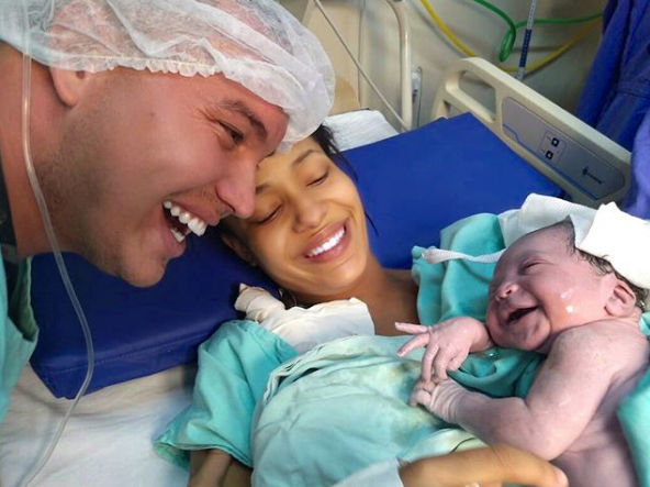 2 Bebé recién nacida sonríe cuando escuchó la voz de su papá por primera vez